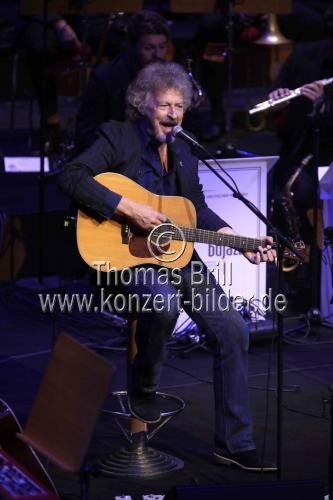 Deutsche Musiker Wolfgang Niedecken gastiert in Begleitung des BuJazzO - Das Jugendjazzorchester der Bundesrepublik Deutschland unter der Leitung des deutschen Bandleaders Mike Herting in der Philharmonie Köln (© Thomas Brill)