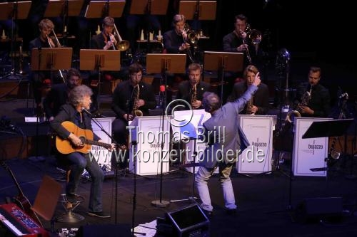 Deutsche Musiker Wolfgang Niedecken gastiert in Begleitung des BuJazzO - Das Jugendjazzorchester der Bundesrepublik Deutschland unter der Leitung des deutschen Bandleaders Mike Herting in der Philharmonie Köln (© Thomas Brill)