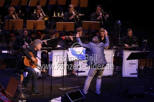 Deutsche Musiker Wolfgang Niedecken gastiert in Begleitung des BuJazzO - Das Jugendjazzorchester der Bundesrepublik Deutschland unter der Leitung des deutschen Bandleaders Mike Herting in der Philharmonie Köln (© Thomas Brill)