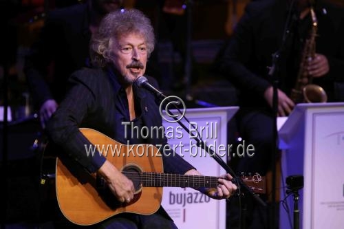 Deutsche Musiker Wolfgang Niedecken gastiert in Begleitung des BuJazzO - Das Jugendjazzorchester der Bundesrepublik Deutschland unter der Leitung des deutschen Bandleaders Mike Herting in der Philharmonie Köln (&copy; Thomas Brill)
