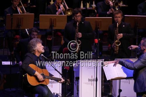 Deutsche Musiker Wolfgang Niedecken gastiert in Begleitung des BuJazzO - Das Jugendjazzorchester der Bundesrepublik Deutschland unter der Leitung des deutschen Bandleaders Mike Herting in der Philharmonie Köln (&copy; Thomas Brill)