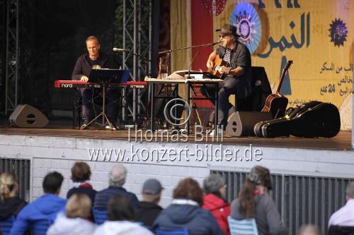 Deutscher Musiker Wolfgang Niedecken liest und singt Bob Dylan in Begleitung von dem Pianisten Mike Herting Open Air am Tanzbrunnen in Köln (&copy; Thomas Brill)