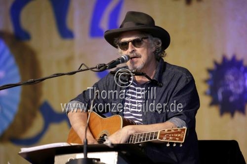 Deutscher Musiker Wolfgang Niedecken liest und singt Bob Dylan in Begleitung von dem Pianisten Mike Herting Open Air am Tanzbrunnen in Köln (© Thomas Brill) Deutscher Musiker Wolfgang Niedecken liest und singt Bob Dylan in Begleitung von dem Pianisten Mike Herting Open Air am Tanzbrunnen in Köln (© Thomas Brill)