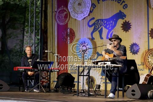 Deutscher Musiker Wolfgang Niedecken liest und singt Bob Dylan in Begleitung von dem Pianisten Mike Herting Open Air am Tanzbrunnen in Köln (&copy; Thomas Brill)