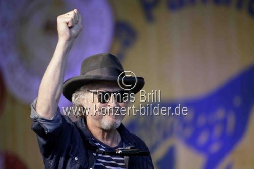 Deutscher Musiker Wolfgang Niedecken liest und singt Bob Dylan in Begleitung von dem Pianisten Mike Herting Open Air am Tanzbrunnen in Köln (&copy; Thomas Brill)