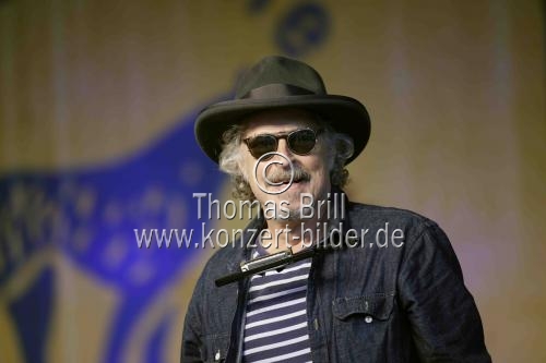 Deutscher Musiker Wolfgang Niedecken liest und singt Bob Dylan in Begleitung von dem Pianisten Mike Herting Open Air am Tanzbrunnen in Köln (&copy; Thomas Brill)