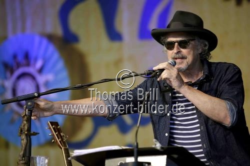 Deutscher Musiker Wolfgang Niedecken liest und singt Bob Dylan in Begleitung von dem Pianisten Mike Herting Open Air am Tanzbrunnen in Köln (&copy; Thomas Brill)