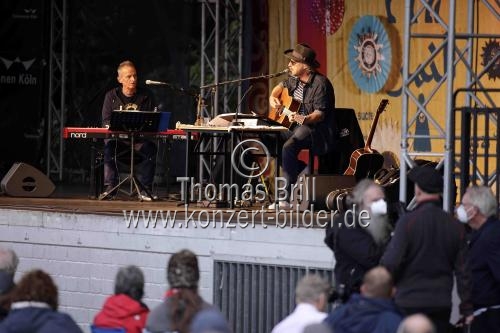 Deutscher Musiker Wolfgang Niedecken liest und singt Bob Dylan in Begleitung von dem Pianisten Mike Herting Open Air am Tanzbrunnen in Köln (&copy; Thomas Brill)