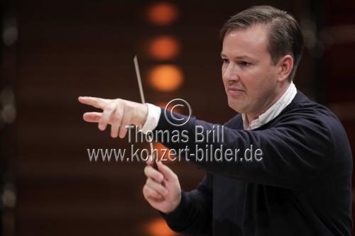 Amerikanische Dirigent Erik Nielsen leitet des Klner Kammerorchester in Begleitung des deutschen Violinisten Florian Geldsetzer in der Philharmonie Kln (© Thomas Brill)