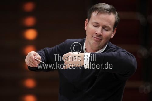 Amerikanische Dirigent Erik Nielsen leitet des Klner Kammerorchester in Begleitung des deutschen Violinisten Florian Geldsetzer in der Philharmonie Kln (&copy; Thomas Brill)