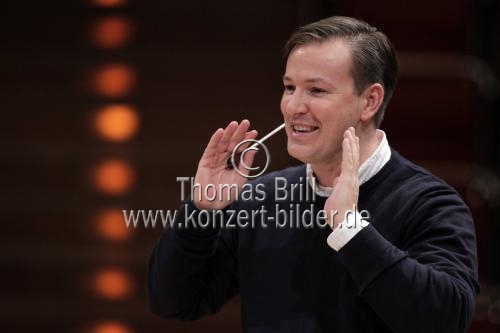Amerikanische Dirigent Erik Nielsen leitet des Klner Kammerorchester in Begleitung des deutschen Violinisten Florian Geldsetzer in der Philharmonie Kln (&copy; Thomas Brill)