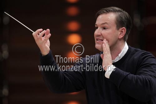 Amerikanische Dirigent Erik Nielsen leitet des Klner Kammerorchester in Begleitung des deutschen Violinisten Florian Geldsetzer in der Philharmonie Kln (&copy; Thomas Brill)