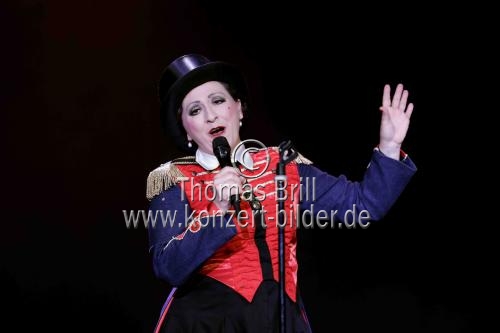 Deutsche Chansonnière Evi Niessner singt Piaf in der Volksbühne am Rudolfplatz Köln (© Thomas Brill)