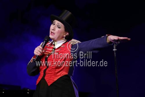 Deutsche Chansonnière Evi Niessner singt Piaf in der Volksbühne am Rudolfplatz Köln (© Thomas Brill)