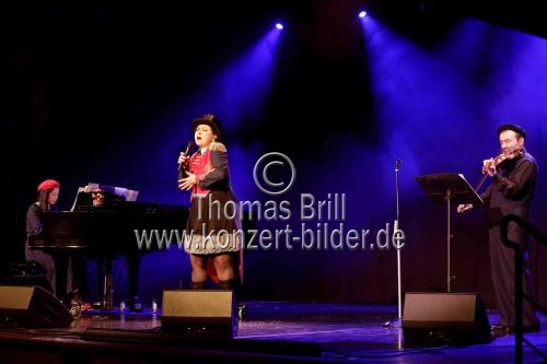 Deutsche Chansonnière Evi Niessner singt Piaf in der Volksbühne am Rudolfplatz Köln (© Thomas Brill)