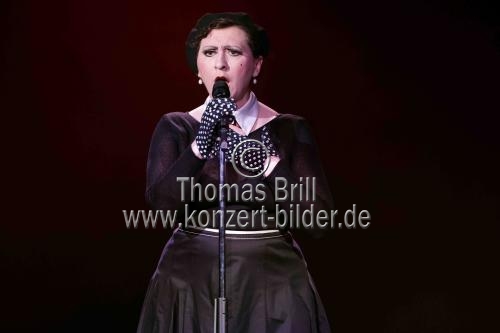 Deutsche Chansonnière Evi Niessner singt Piaf in der Volksbühne am Rudolfplatz Köln (© Thomas Brill)