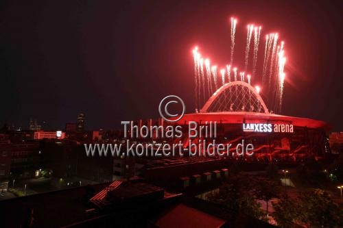 Night of Light 2021 - Laser- und Pyro-Show auf der LANXESS arena (&copy; Thomas Brill)
