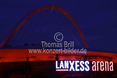 Night of Light 2021 - Laser- und Pyro-Show auf der LANXESS arena (&copy; Thomas Brill)