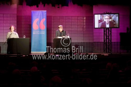 Amerikanische Schriftsteller Jonathan Franzen gastiert zugeschaltet mit seinen Roman „Crossroads“ im Rahmen der lit.COLOGNE SPEZIAL im Rahmen der lit.COLOGNE SPEZIAL in der Volksbühne am Rudolfplatz GmbH Köln (&copy; Thomas Brill)