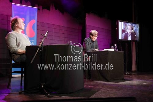 Amerikanische Schriftsteller Jonathan Franzen gastiert zugeschaltet mit seinen Roman „Crossroads“ im Rahmen der lit.COLOGNE SPEZIAL im Rahmen der lit.COLOGNE SPEZIAL in der Volksbühne am Rudolfplatz GmbH Köln (&copy; Thomas Brill)