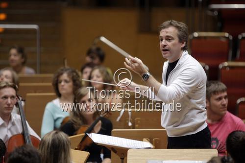 Englischer Dirigent Jonathan Nott leitet das Gustav Mahler Jugendorchester in Begleitung des deutschen Bariton Matthias Goerne in der Philharmonie Köln (&copy; Thomas Brill)