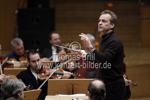 Englischer Dirigent Jonathan Nott leitet die Bamberger Symphoniker-Bayerische Staatsphilharmonie in Begleitung der georgische Violinistin Lisa Batiashvili  und des französischer Oboist François Leleux in der Philharmonie Köln (© Thomas Brill)