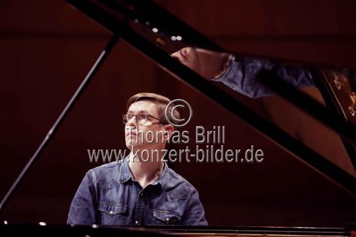 Isländische Pianist Vikingur Ólafsson gastiert mit Werken von Johann Sebastian Bach, Philip Glass und Johannes Brahms in der Philharmonie Köln (&copy; Thomas Brill)