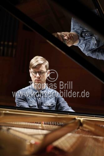 Isländische Pianist Vikingur Ólafsson gastiert mit Werken von Johann Sebastian Bach, Philip Glass und Johannes Brahms in der Philharmonie Köln (&copy; Thomas Brill)