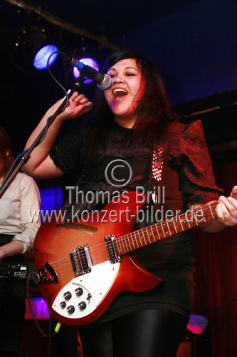 Australische Indie-Rock-Band Operator Please gastiert mit ihrer Sängerin Amandah Wilkinson auf ihrer 