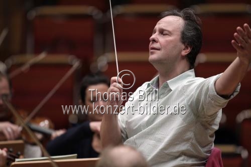 Finnischer Dirigent Sakari Oramo leitet das Königliche Philharmonische Orchester Stockholm in der Philharmonie Köln (© Thomas Brill)