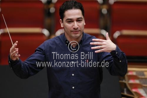 Kolumbianische Dirigent Andrés Orozco-Estrada leitet das London Philharmonic Orchestra in Begleitung des böhmisch-österreichischen Pianisten Rudolf Buchbinder in der Philharmonie Köln (&copy; Thomas Brill)