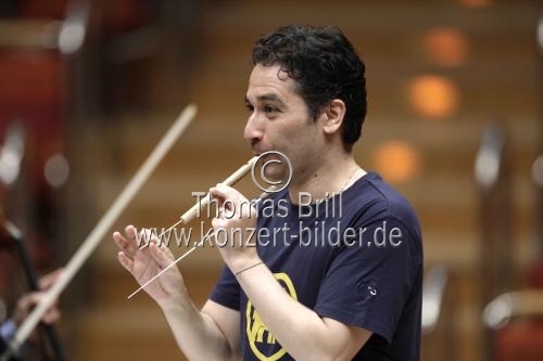Kolumbianische Dirigent Andrés Orozco-Estrada leitet die Filarmónica Joven de Colombia in der Kölner Philharmonie (&copy; Thomas Brill)