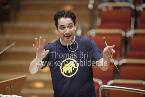 Kolumbianische Dirigent Andrés Orozco-Estrada leitet die Filarmónica Joven de Colombia in der Kölner Philharmonie (&copy; Thomas Brill)