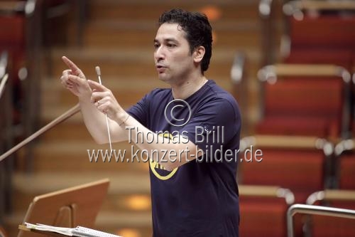 Kolumbianische Dirigent Andrés Orozco-Estrada leitet die Filarmónica Joven de Colombia in der Kölner Philharmonie (&copy; Thomas Brill)