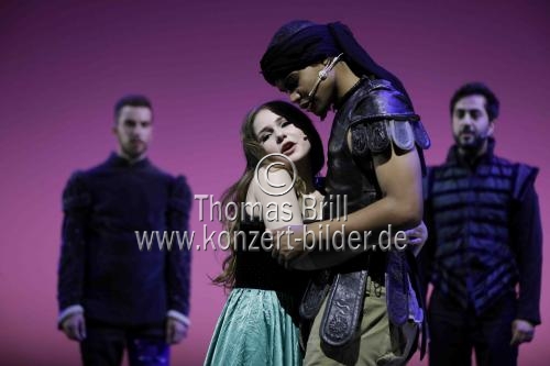Jugendliche aus verschiedenen Nationen führen das Musical Musical nach W. Shakespeare und G. Verdi im StaatenHaus Saal 3 in Köln auf (&copy; Thomas Brill)