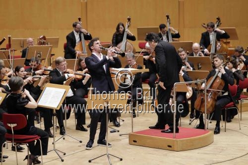 Österreichischer Klarinettist Andreas Ottensamer gastiert in Begleitung des Luzerner Sinfonieorchester unter der Leitung des deutschen Dirigenten Michael Sanderling in der Philharmonie Köln (&copy; Thomas Brill)