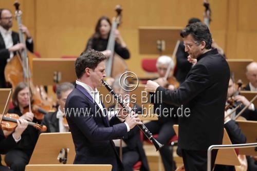 Österreichischer Klarinettist Andreas Ottensamer gastiert in Begleitung des Luzerner Sinfonieorchester unter der Leitung des deutschen Dirigenten Michael Sanderling in der Philharmonie Köln (&copy; Thomas Brill)