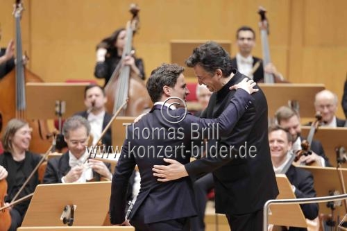 Österreichischer Klarinettist Andreas Ottensamer gastiert in Begleitung des Luzerner Sinfonieorchester unter der Leitung des deutschen Dirigenten Michael Sanderling in der Philharmonie Köln (&copy; Thomas Brill)