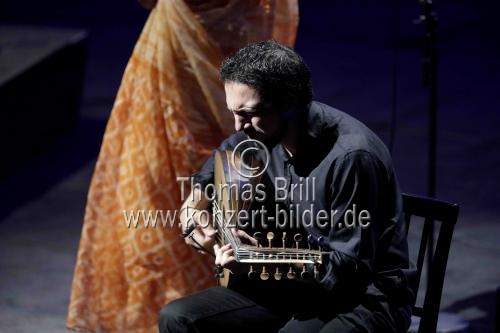 Marokkanische Sängerin Oum gastiert in Begleitung von Damian Nueva, Camille Passeri, Inor Sotolongo und Yacir Rami auf ihrer 