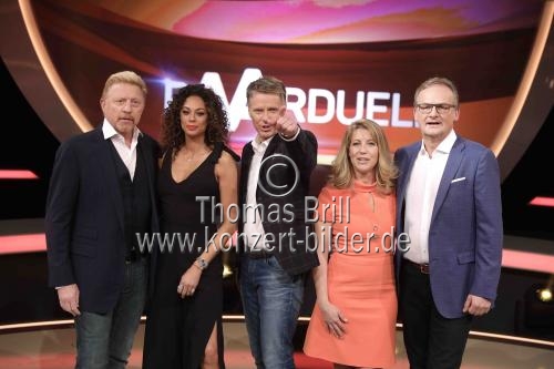 Deutsche Moderatoren Anne Gesthuysen, Frank Plasberg und das Herausforderer-Paar Lilly und Boris Becker bei Jörg Pilawas Quizshow 