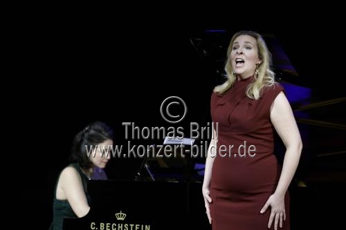 Deutsche Mezzosporanistin Stephanie Lesch gastiert in Begleitung des spanischen Pianistin Ainoa Padrón und des deutschen Schauspielers Andreas Durban im Rahmen der Konzertreihe 
