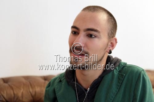 Nachwuchsregisseur Simon Paetau im Interview im Salon Schmitz Köln (© Thomas Brill)
