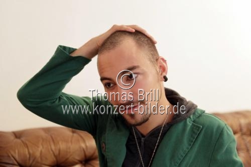 Nachwuchsregisseur Simon Paetau im Interview im Salon Schmitz Köln (&copy; Thomas Brill)