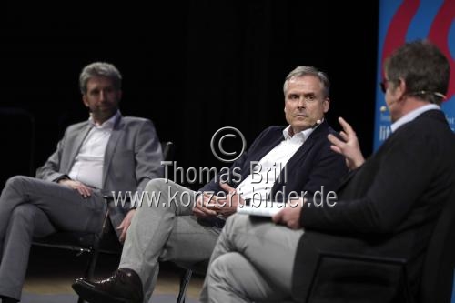 Deutscher Schriftsteller Axel Hacke und der Grünen-Politiker Boris Palmer diskutieren über den Anstand in schwierigen Zeiten im Rahmen der 18. lit.Cologne im Klaus-von-Bismarck-Saal des WDR-Funkhauses Köln (&copy; Thomas Brill)