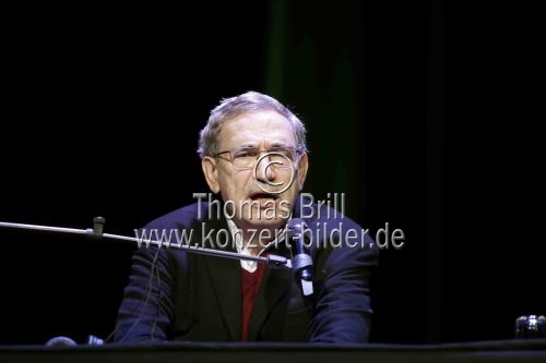 Türkische Schriftsteller Orhan Pamuk diskutiert mit dem Moderator Denis Scheck über 