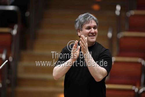 Britische Dirigent Antonio Pappano leitet das Königliche Concertgebouworchester Amsterdam in der Philharmonie Köln (&copy; Thomas Brill)