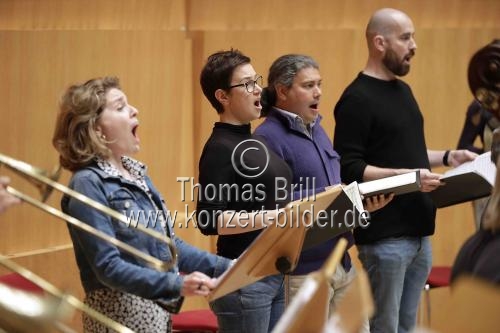 Belgische Dirigent René Jacobs leitet das Freiburger Barockorchester in der Kölner Philharmonie (&copy; Thomas Brill)