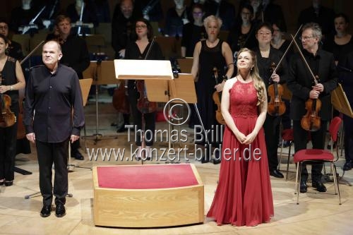 Französische Dirigent François-Xavier Roth leitet das Orchester 