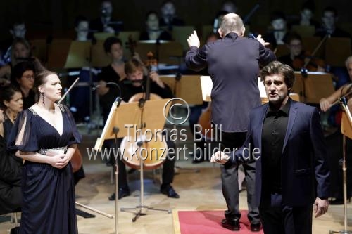 Französische Dirigent François-Xavier Roth leitet das Orchester 