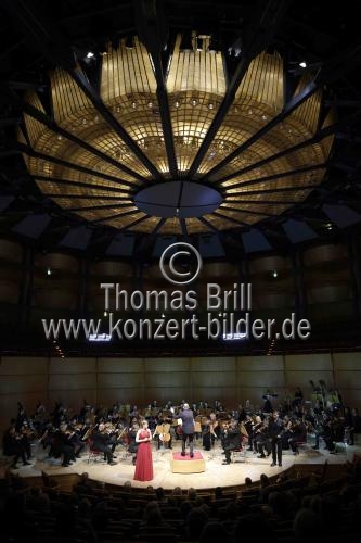 Französische Dirigent François-Xavier Roth leitet das Orchester 